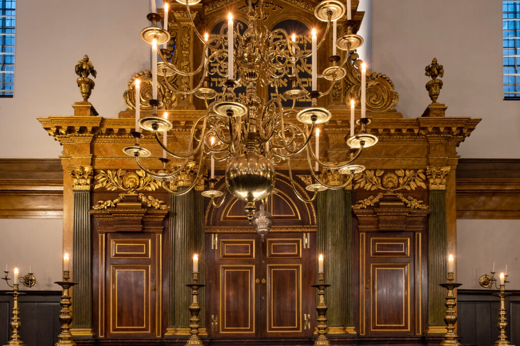 faux marble finish reinstated at bevis marks synagogue by decorative effects